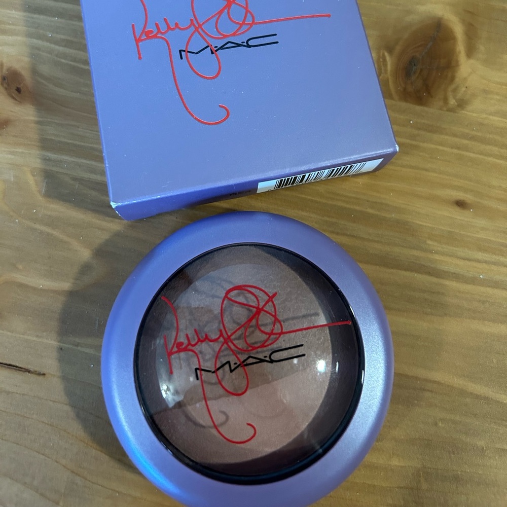 MAC Cosmetics Lavender Blush with Multi-Tonal Glow